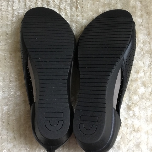 earth shoes capricorn